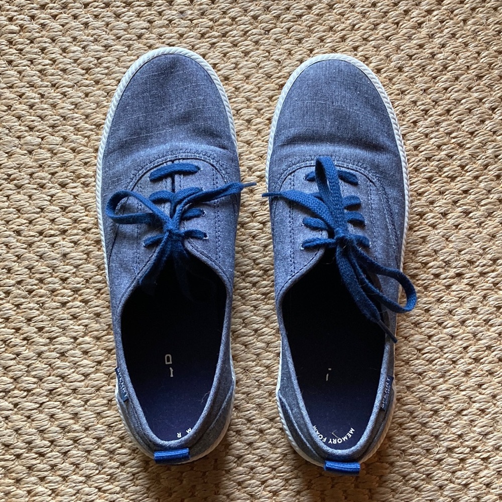 Jean colored Sperry tennis shoes